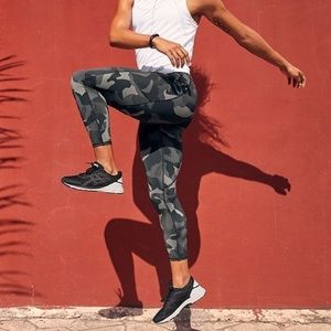 NWT Athleta Camo Contender 7/8 Tights